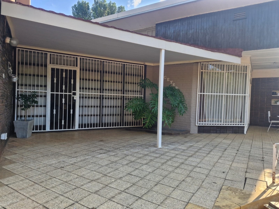 To Let 3 Bedroom Property for Rent in Flamwood North West